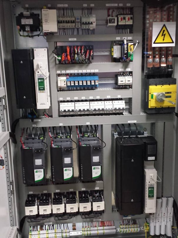 Réalisation-d'une-armoire-de-commande-sur-mesure-(-intérieur-)